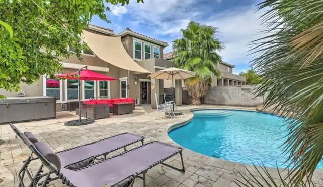 Spacious 5-bedroom house with Heated & Cooled Pool, Hot Tub & Movies!