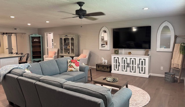 Spacious 5-bedroom house in beautiful Yuma with AC and sparkling pool