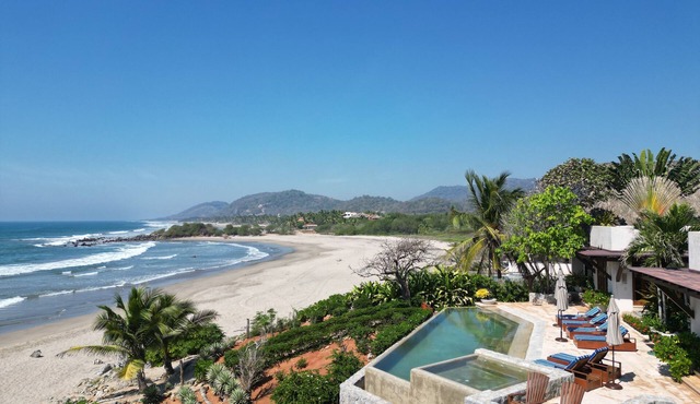 Spacious 5-bedroom house w/WiFi, AC, fitness room, chef quality kitchen & pool