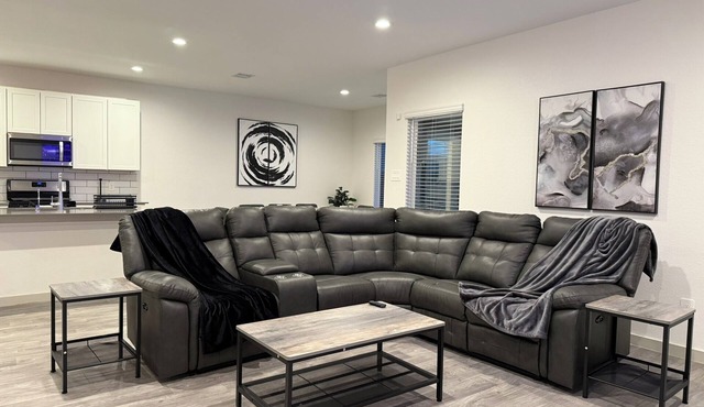 Spacious 5 BR 3 Bath with Ping Pong Table and Air Hockey