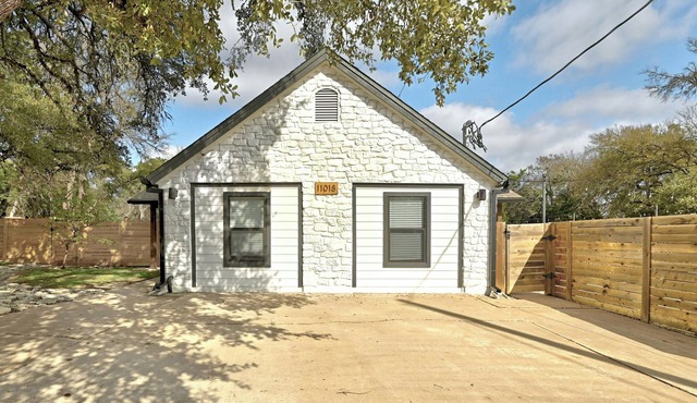 Spacious 7-Bedroom Compound w 2 Large POOLS, Fire-pit, Grill & fully-fenced yard