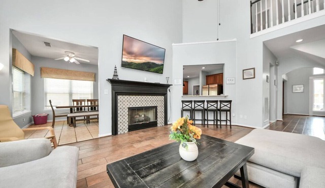 Spacious 7BR Oasis w/Pool, Spa & Game Room