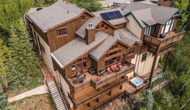 Spacious and Luxurious Lodge with Mountain Views close to Beaver Creek and Vail.