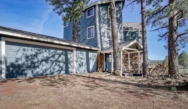Spacious and Unique Cottage with a Treehouse in Williams, Arizona, Perfect for a Family-Friendly Trip to the Grand Canyon