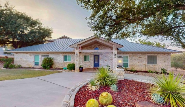 Spacious Beautiful Home with Full Kitchen, Balcony and Patio, Next to Golf Course