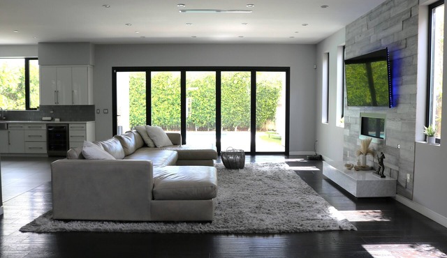 Spacious Beautiful Modern Home in Sherman Oaks!