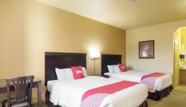 Spacious Bedroom w/Private Bathroom Close to Local Attractions in Valley View