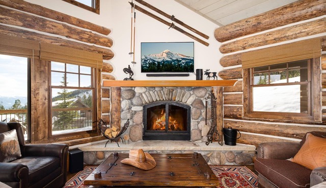 Spacious Cabin with Mountain Views and Hot Tub!