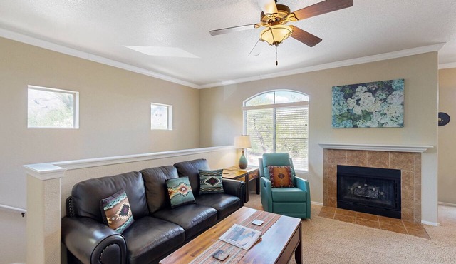 Spacious condo in central location with mountain views, pool & gym