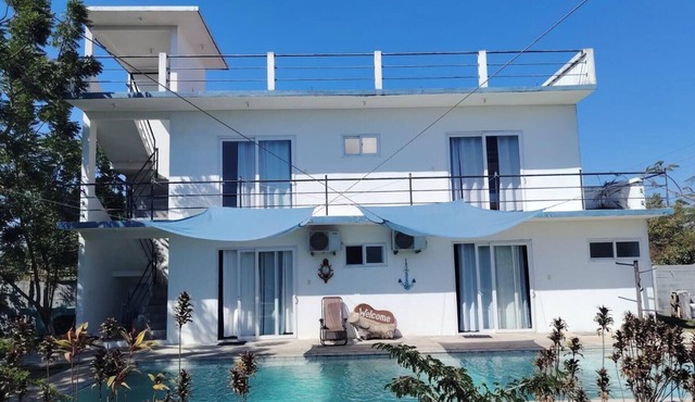 Spacious Family & Group Chalet w/Pool & Hammock, Walk to Beach