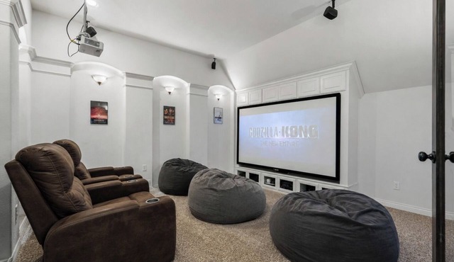 Spacious Family Home with Heated Pool, Spa, Media Room & Pizza Oven