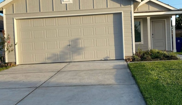 Spacious home in Angleton with 3 bedrooms, 2 bathrooms perfect for families