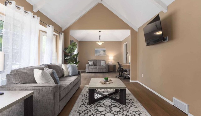 Spacious Home Sleeps 10 KingBeds Arcade Parking in Lenexa