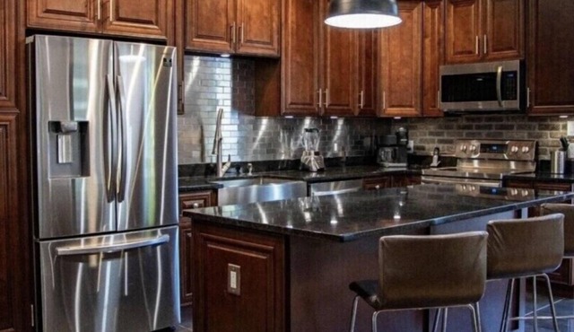 Spacious modern home , close to rivers , Austin, San Antonio & Wineries