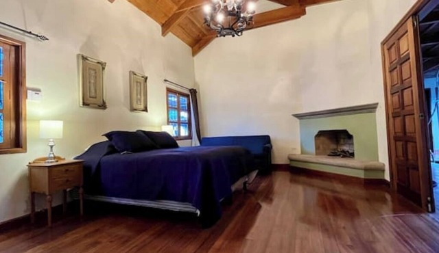 Spacious oasis with pool and garden, minutes from Antigua.