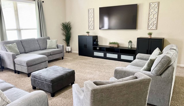 Spacious Oasis 5BR/4BA Lackland AFB BMT Riverwalk!
