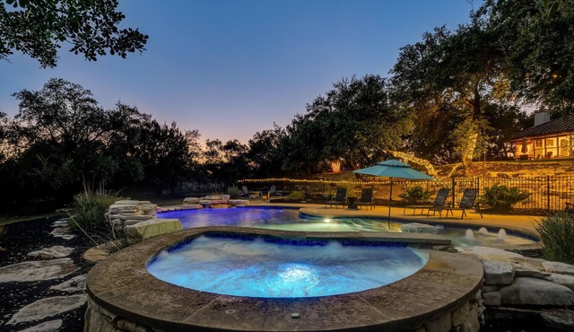 Spacious retreat, pool and hot tub within walking distance of Lake Travis.