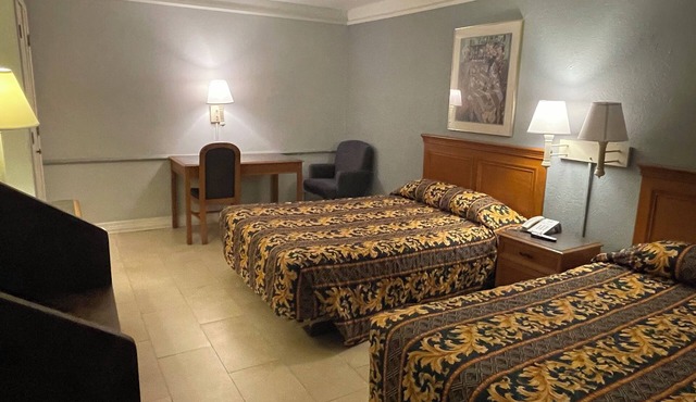 Spacious Smoking Double Bedroom in Heart of Houston with AC comfort