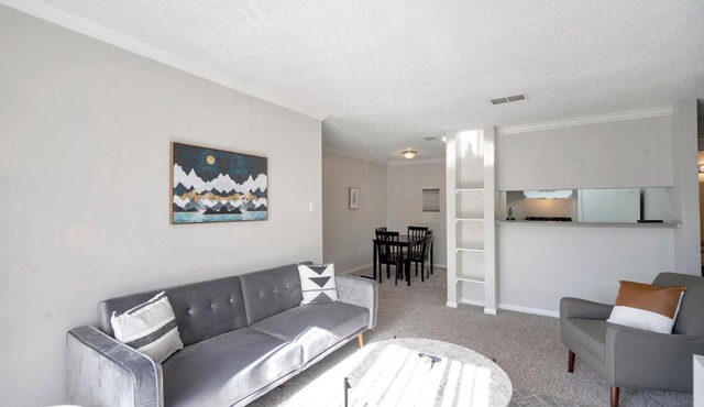 Spacious Suite next to Midland Airpark