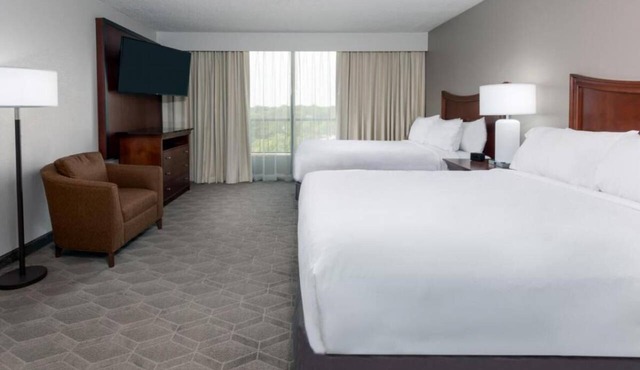 Spacious Two-Room Suite! Pool, FREE Parking! Minutes to - Downtown Dallas!