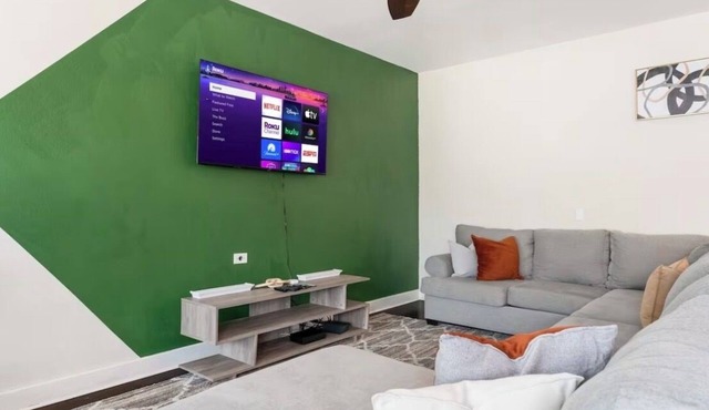 Spacious World Cup home! Minutes from NRG stadium. Free prkng & Groups welcome!