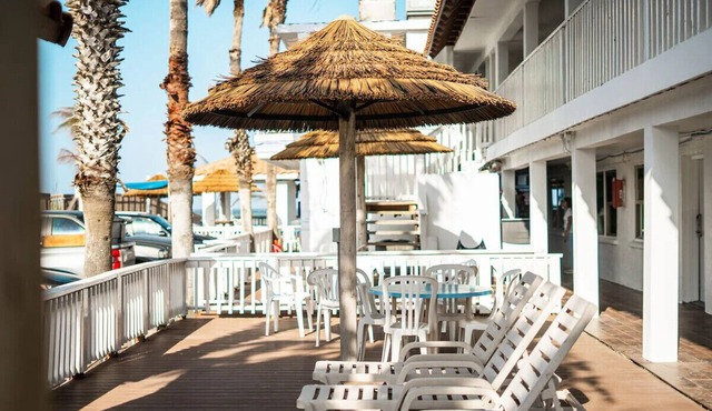 SPI King Suite: Private Beach, Volleyball & Bar