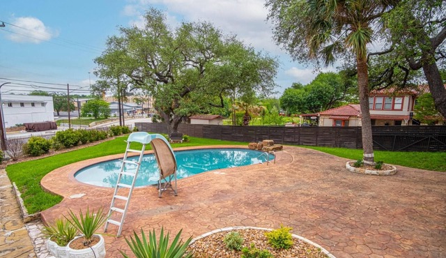 Splash Into Vacation 6BR Home w Pool Waterslide
