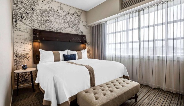 Standard King Stay for Traveling Couple with Pets | Free On-site Parking! in Everett