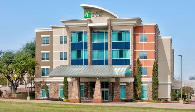 Stay Near Galleria + Pool & Breakfast Included