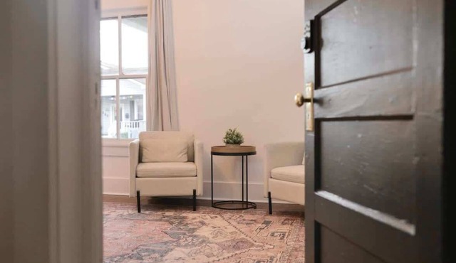 Steps from Live Music Venues-Guest Room Extended Stays