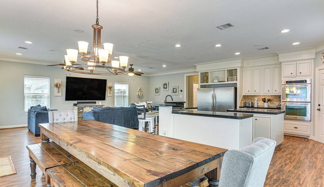 Steps to Surfside Beach: Large Group Gulf Retreat