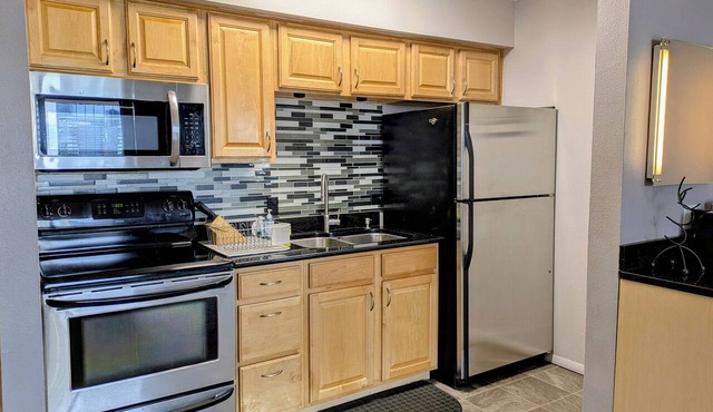 STUDIO 13: LARGE BALCONY, CITY VIEWS, GYM, POOL, NEAR ATTRACTIONS, SPORTS VENUES