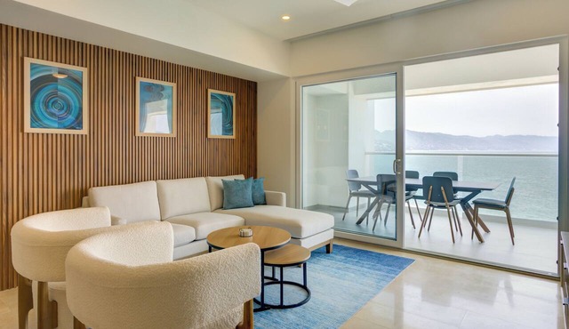 Stunning Beachfront with Rooftop Pool, Gym Balcony