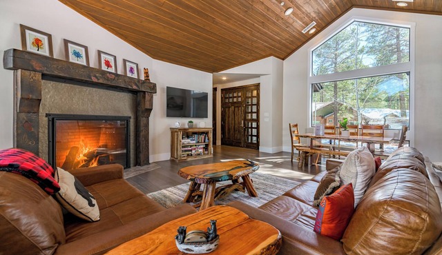 Stunning High-End Retreat Surrounded by Pines w/AC