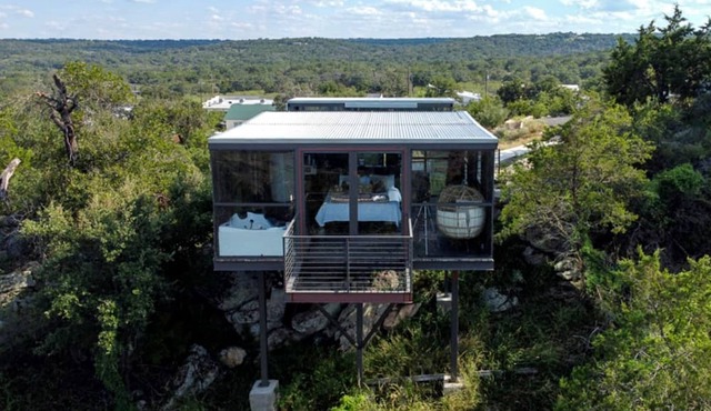 Stunning Mirror-Glass Retreat with Spa Tub & Sunset Deck in Cottonwood, Texas