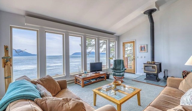 Stunning Waterfront Home with Private Deck and Mountain Views in Eastsound