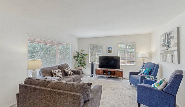 Stylish Sam Hughes Escape With Private Yard, Dogs OK & Free WiFi