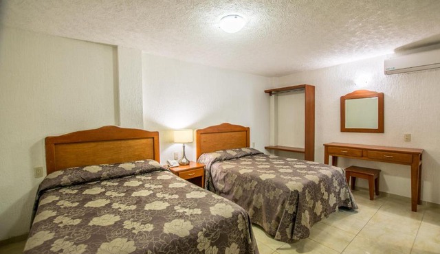 Suites Poliforum Inn