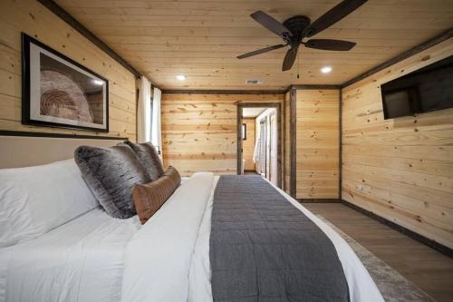Summer Break, Modern Riverfront, Starlink, Hot Tub