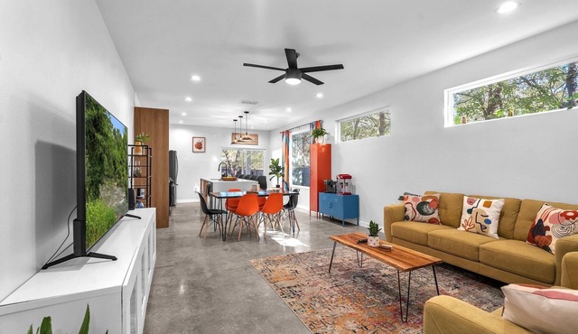 Sun-Filled Modern Oasis - 5 Min to DT