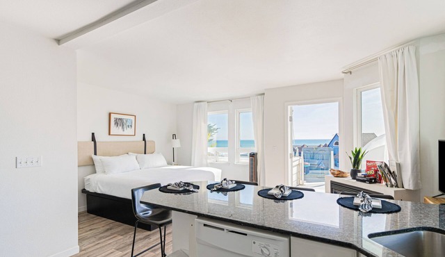 Sunny Cayucos Studio w/Full Kitchen + Lounge Access by the Beach