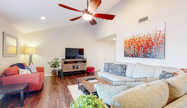 Sunny South Tempe gem with enclosed yard, covered lanai, grill, & washer/dryer