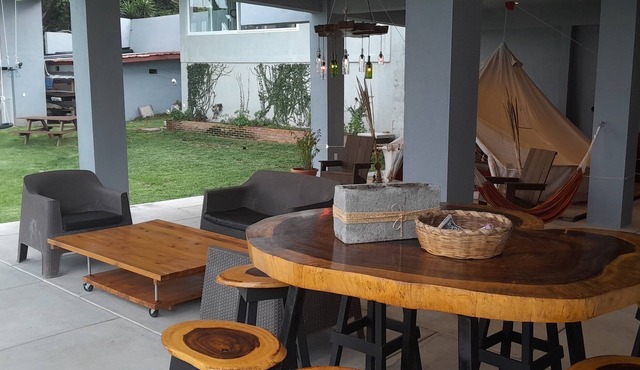 Sunnyside Up Glamping. Queen bed, million dollar views, private kitchen and bath