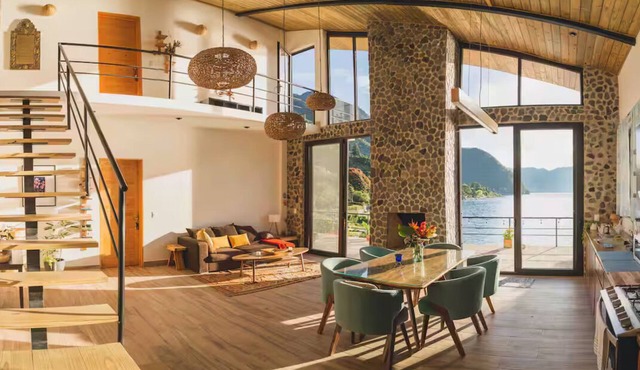 Sunrise Chalet. Impresionante casa moderna frente al lago