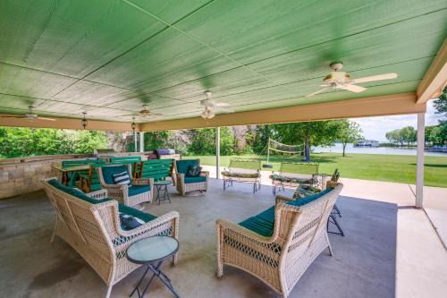 Sunrise Cove RC LLC: Lakefront Home w/2 Casitas!