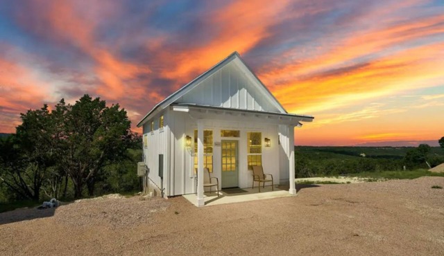 "Susie" Hillside Farmhouse Bungalow on 30 Acres. Views! Dripping Springs TX