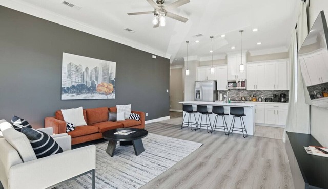 SW Houston 2BR | King Beds, Gym, Workspace