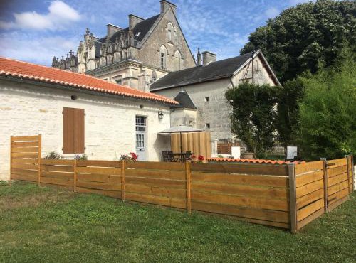 Swallows, Beautiful gite in the grounds of Chateau Beauvoir in Écurat