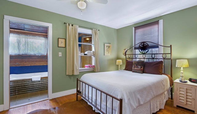 Swing On Inn I Honeycomb Hideaway