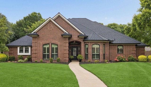 TCH - Spacious 4 bed/3.5 bath with Private Pool